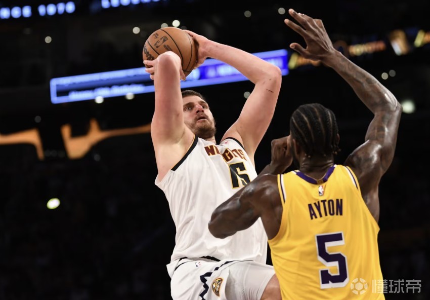 约基奇：里夫斯故意罚丢的回合很精彩，暂停激动原因我也忘了